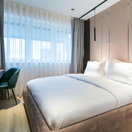 Emery Hotel Pristina Extérieur photo