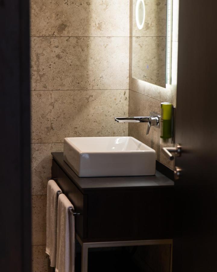 Emery Hotel Pristina Extérieur photo