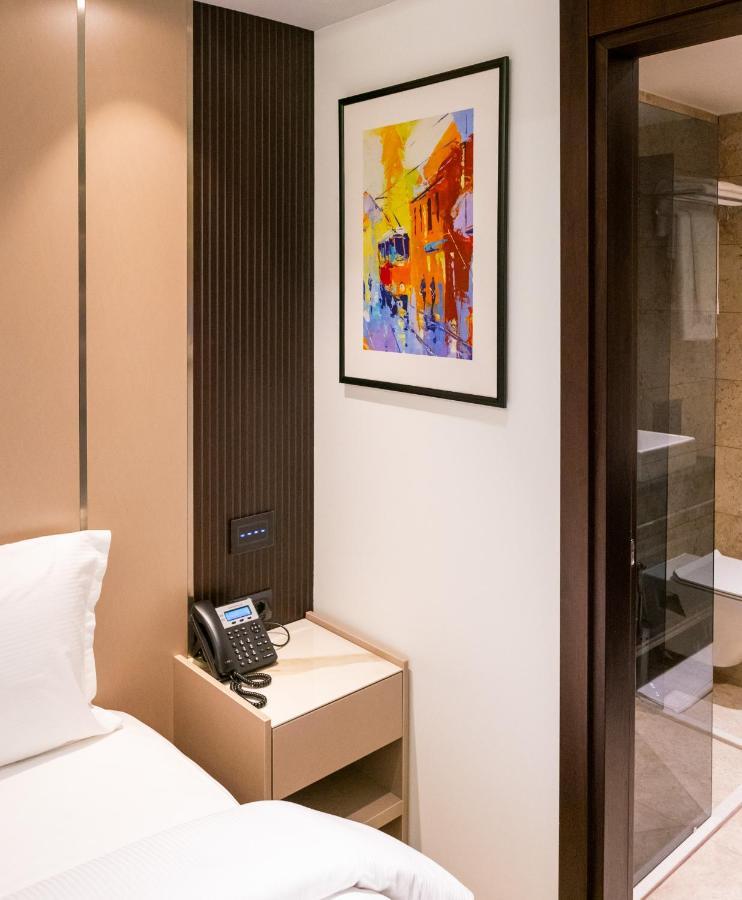 Emery Hotel Pristina Extérieur photo