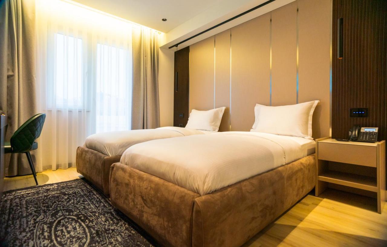 Emery Hotel Pristina Extérieur photo