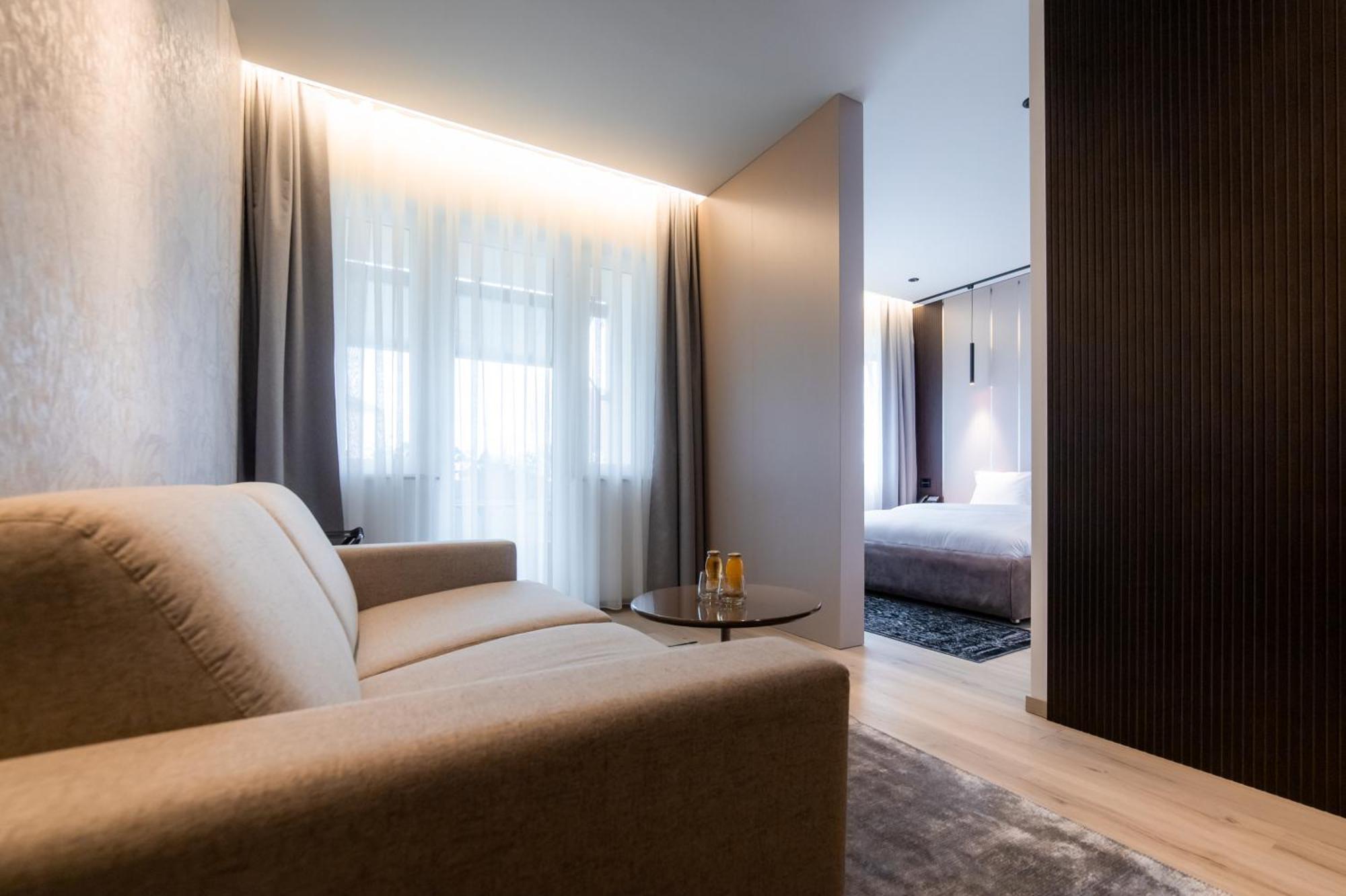 Emery Hotel Pristina Extérieur photo