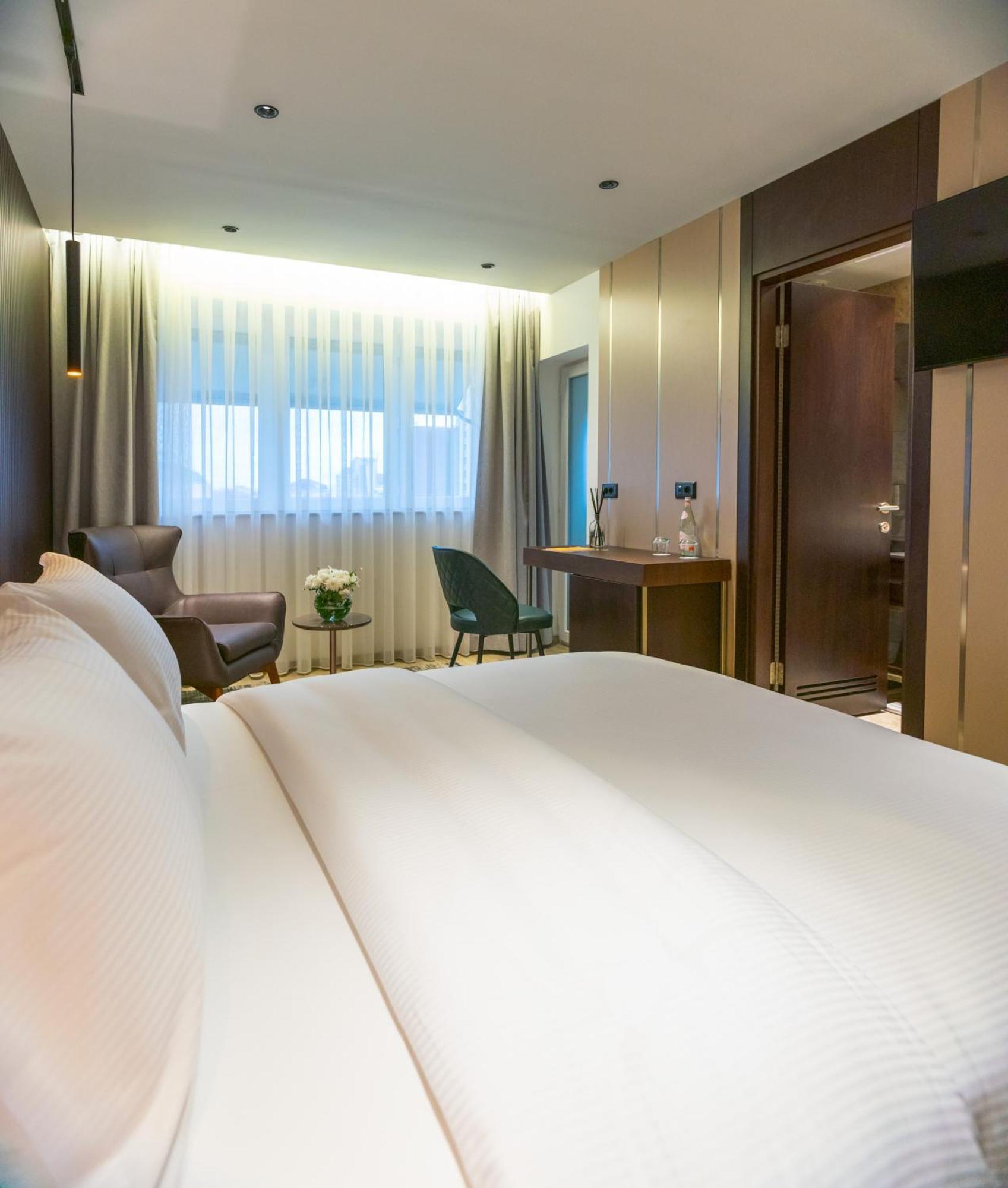Emery Hotel Pristina Extérieur photo